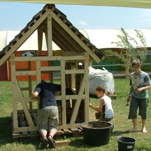 Schüler setzen ein Fachwerkhaus mit Lehmsteinen aus (2)