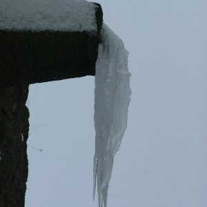 Winterimpression: Eisgebilde am Herkulesdenkmal