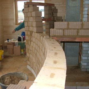 Ausbau Holzhaus mit Lehmsteinen: Ausbildung der Thermalraumwand als Sitzlehnenlösung zum Wohnraum