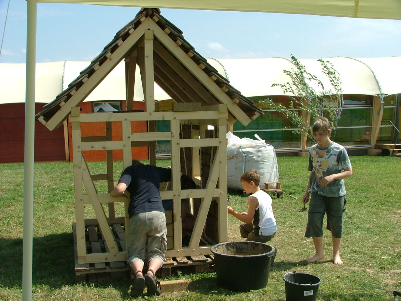 Schüler setzen ein Fachwerkhaus mit Lehmsteinen aus (2)